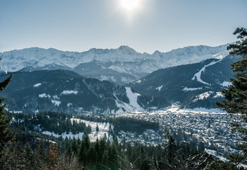 Blick über Garmisch in die Alpen