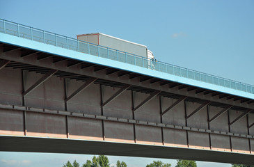Brücke über den Rhein bei MainzTheodor-Heuss-Brücke zwischen Mainz und Wiesbaden