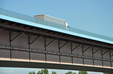 Fototapeta premium Brücke über den Rhein bei MainzTheodor-Heuss-Brücke zwischen Mainz und Wiesbaden