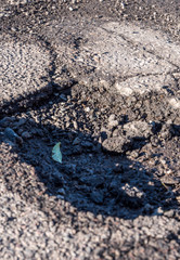 Schlagloch im Asphalt