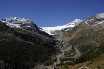 Fototapeta na wymiar Panoramablick vom Bergrestaurant über der Alp Grüm.