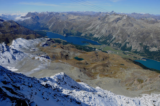 Alpenpanorama mit den Gletscherseen vom Gipfel des Piz Corvatsch ob Silvaplana