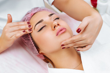 Obraz na płótnie Canvas Cosmetic massage, facial treatment.