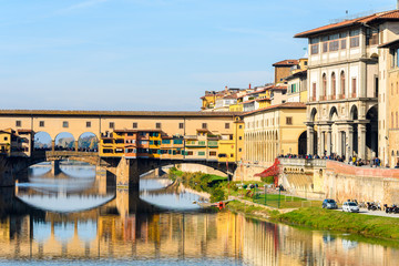 Fototapeta premium famous ponte vecchio bridge of florence on sunny day