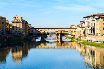 Obraz premium famous ponte vecchio bridge of florence on sunny day