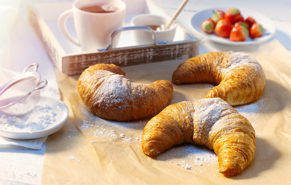 Naklejki Frische selbstgebackene Croissants zum Frühstück