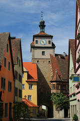 Fototapeta premium Weißer Turm in Rothenburg ob der Tauber, Bayern, Deutschland