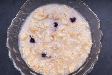 Oatmeal porridge with blueberry