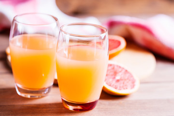 Grapefruit juice and grapefruit slice 