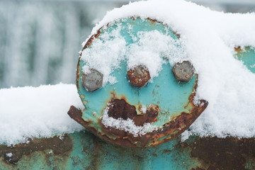Lachendes rostiges Gesicht im 'Schnee