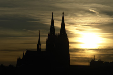 Obraz premium Famous World heritage Cologne Cathedral at sunset. Cathedral Church of Saint Peter, Cologne Cathedral (Kölner Dom) is a Roman Catholic cathedral in Cologne, Germany