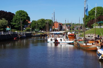 Fototapeta na wymiar Der Hafen Carolinensiel mit seinem Historischen Schiffen, Anlegestelle des historischen Seiten-Raddampfers.