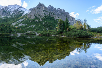 Fototapeta na wymiar slovakian carpathian mountain lake in autumn. popradske pleso