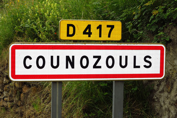 franzöisches Ortschild an der Straße, Frankreich