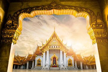 Obraz premium Landscape view in the morning at The Marble Temple, Wat Benchamabopitr Dusitvanaram Landmark of Bangkok, Thailand