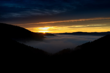 Sonnenuntergang über dem Nebeltal