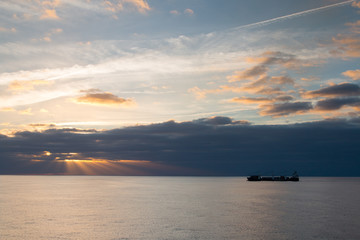 Schiff im Sonnenuntergang