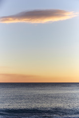 Nuage au dessus de l'eau avec coucher de soleil