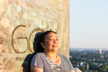 Obraz premium Philippinische Frau nachdenklich auf einer Halde