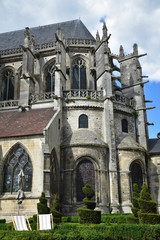 Fototapeta na wymiar Contreforts et gargouilles de la cathédrale de Senlis, France
