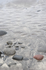 Fototapeta na wymiar Sand-Textur bei Ebbe in einsamer Bucht in den Westfjorden / Island