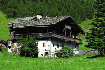 Fototapeta na wymiar Bauernhaus in Gsies, Südtirol, Italien