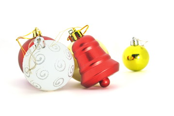 Conjunto de natal, bolas amarela, brancas, vermelhas e sino de natal vermelho