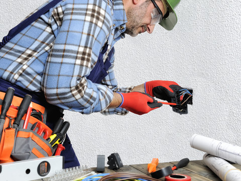 Electrician at work in safety on a residential electrical system.