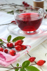 Tazza di tisana con bacche di rosa canina