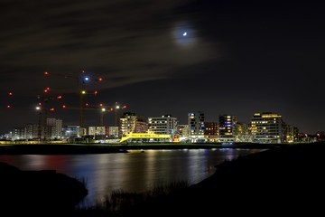 Fototapeta na wymiar Skyline der Seestadt Aspern in der Nacht