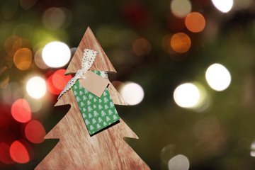 Holztannenbaum vor Weihnachtslichtern