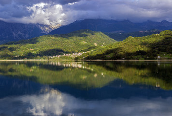 Fototapeta na wymiar Alpine lake in northern Italy