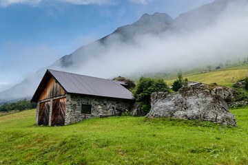 Hütte im Nebel - 185943425