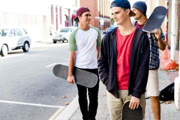 Obraz premium Teenage friends walking at the street