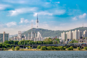Seoul-Landschaft, die über den Han-Fluss gesehen wird