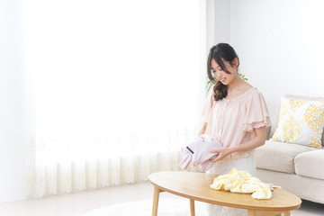 Obraz na płótnie Canvas Young woman doing domestic duties