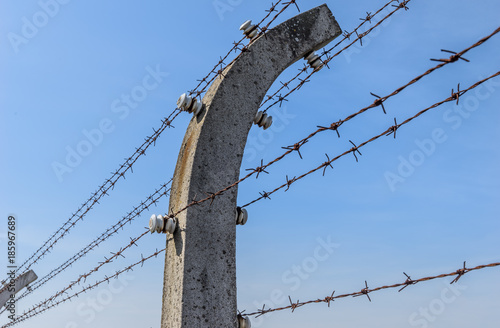 stacheldrahtzaun konzentrationslager konzentrationslager majdanek konzentrationslager kz elektro stacheldrahtzaun vor blauem himmel stacheldrahtzaun konzentrationslager konzentrationslager majdanek konzentrationslager kz elektro stacheldrahtzaun vor blauem himmel