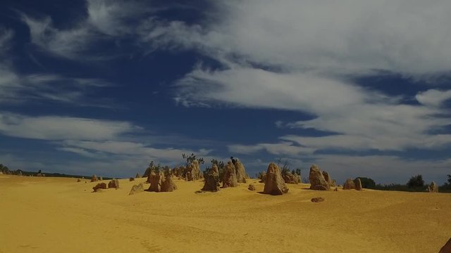 Tourist spaziert in der Pinnacles Desert, um Details zu fotografieren 