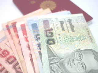 パスポートと外貨（バーツ）