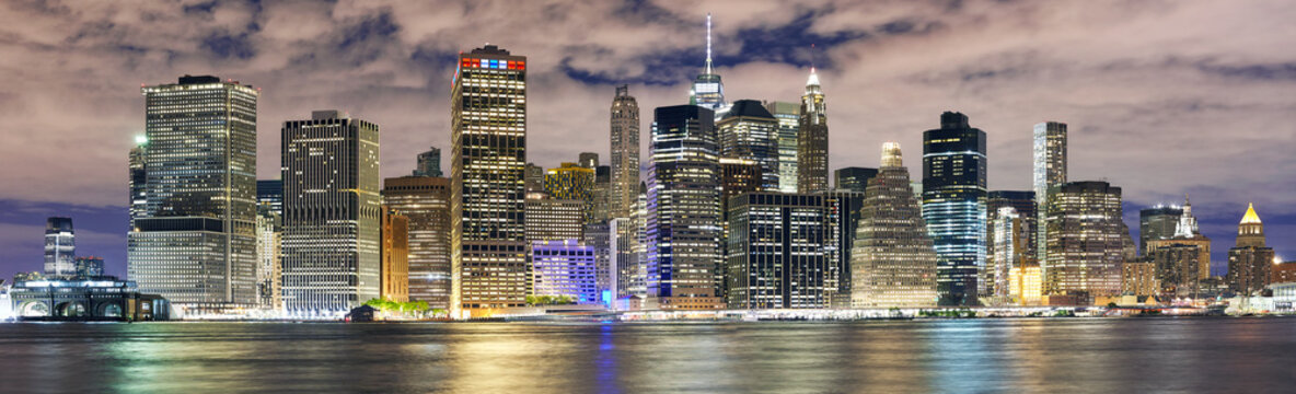 Fototapeta New York City skyline panorama at night, USA.