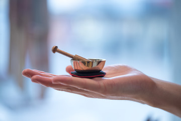 Mini-Klangschale auf Hand, Bokeh