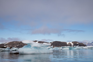 Fototapeta na wymiar Die Wildnis von Grönlands Osten - Ammassalik-Insel