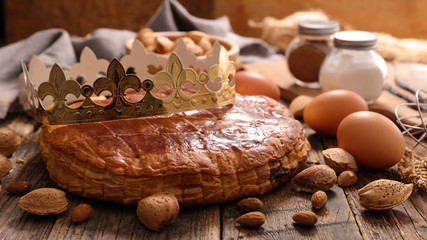 epiphany cake and crown