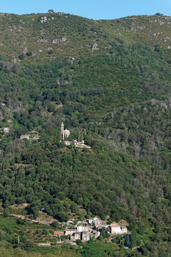  Ortiporio village et église de Castagniccia en haute Corse 