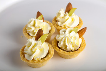 Tartlet with cream, grape and almond