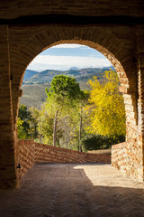 Borgo italiano con vista dalla porta medievale