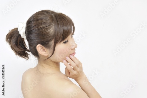 "裸の若い女性の上半身" Stock photo and royaltyfree images on Pic