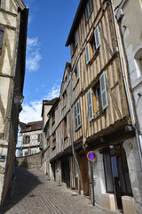Fototapeta na wymiar Ruelle médiévale à Auxerre en Bourgogne, France
