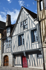 Fototapeta na wymiar Maison à colombages à Auxerre en Bourgogne, France