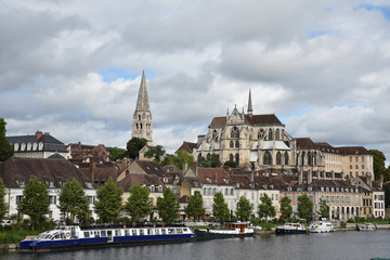 Quais de l'Yonne et abbaye Saint-Germain à Auxerre en Bourgogne, France